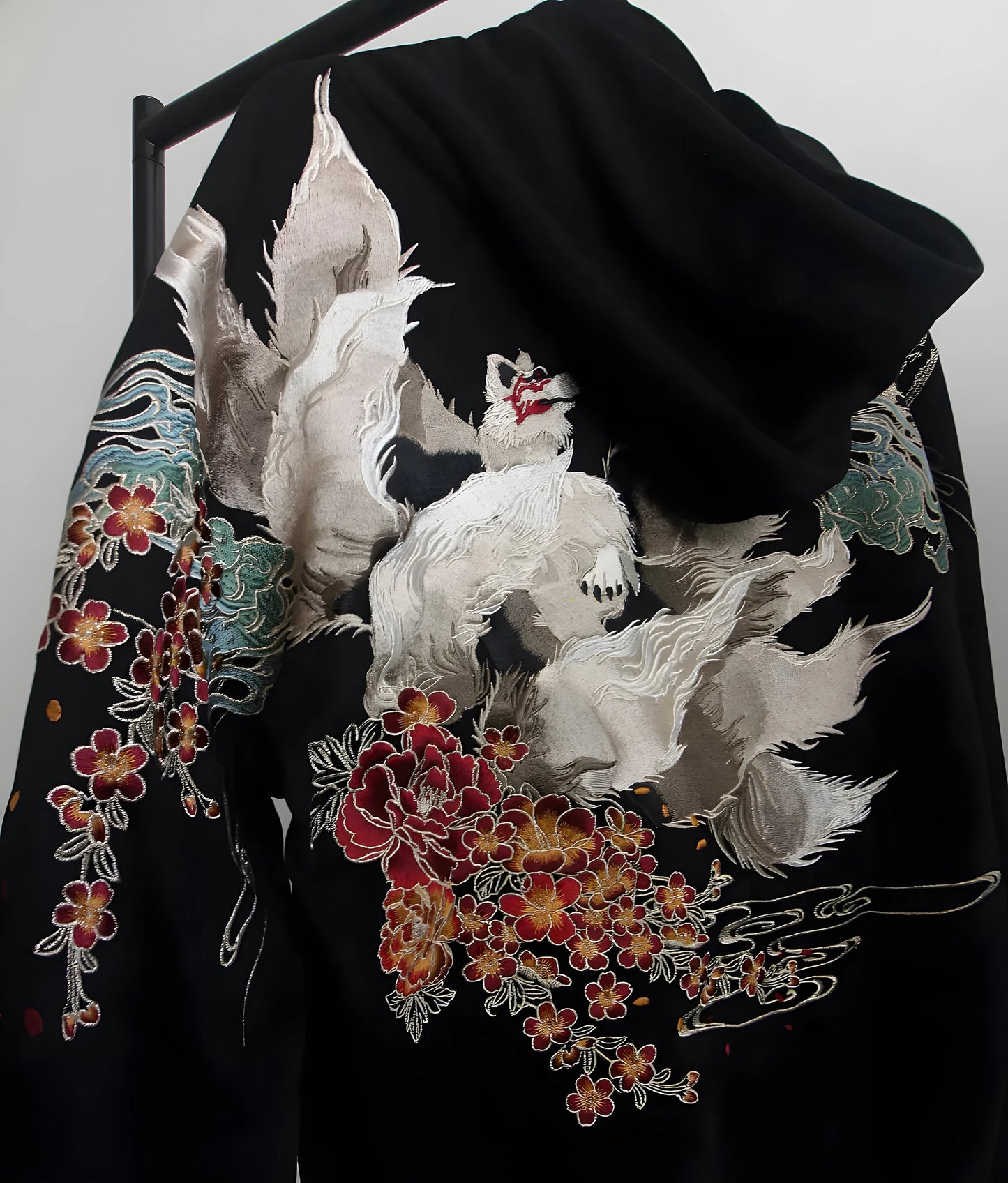 Kitsune Botan – Sudadera Japonesa Bordada con Zorro de Nueve Colas